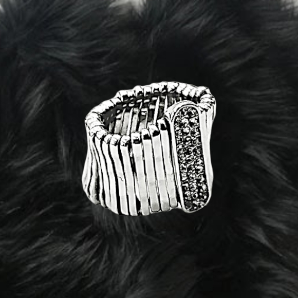 .👣4/$20. Chico's ~ Silver Tone Slip-on Ring with Shiny Rhinestones - Picture 3 of 5